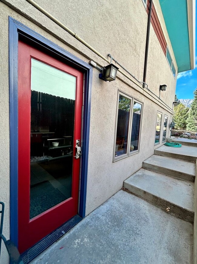 Building Photo - Furnished 2 Bedroom Garden Level Apartment in Upper Table Mesa Near Bear Creek Park