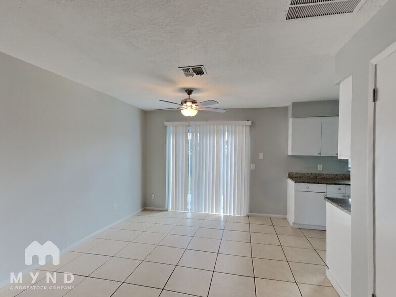 Building Photo - 628 Royal Palm Dr