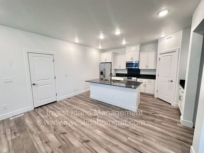 Building Photo - Luxury Townhome available now!