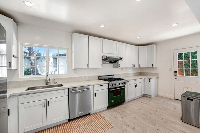 Building Photo - Charming Pasadena Duplex – Upstairs Unit