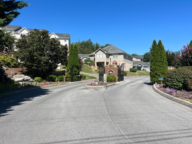 Building Photo - 3 bedroom + loft & 2.5 baths in gated community