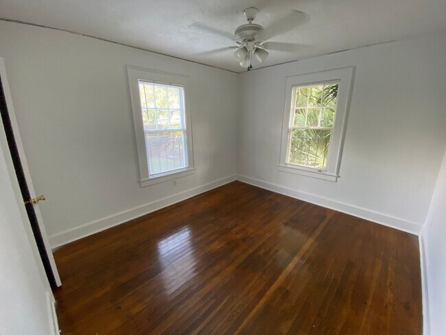 Building Photo - 702 Maupas Ave