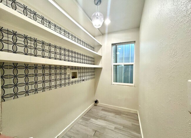 Building Photo - Updated 3 Bed / 2 Bath home with Single Car Garage in Farmington