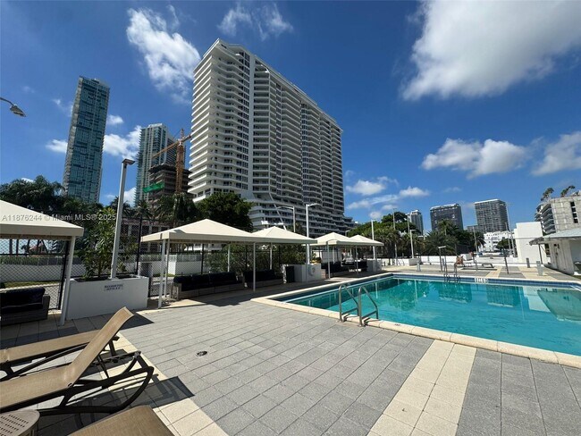 Building Photo - 600 NE 36th St