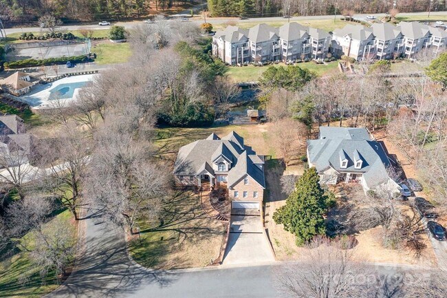 Building Photo - Lakeview Home!