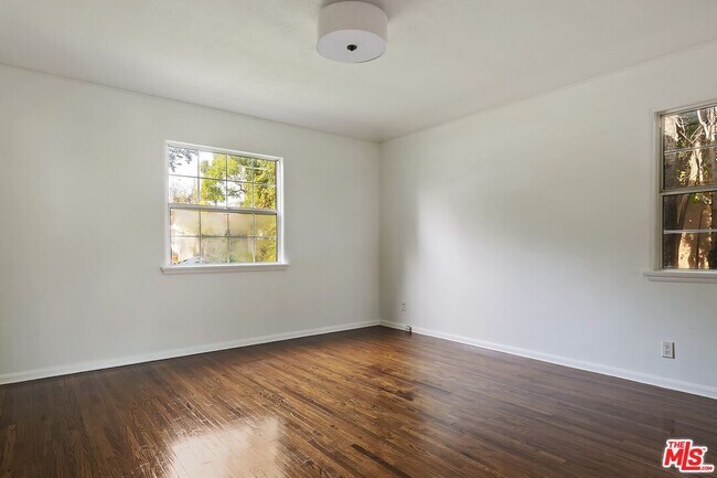 Building Photo - 3032 Oakhurst Ave