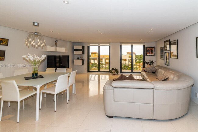 Building Photo - 8877 Collins Ave