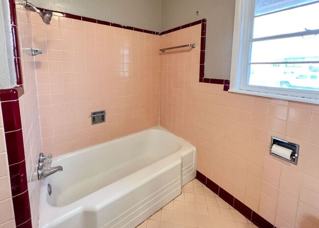 Building Photo - Charming Home Near 15th & Boulevard