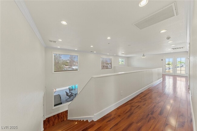 Building Photo - 144 E Robindale Rd