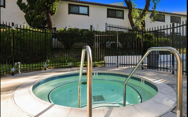 Building Photo - LOCATION, LOCATION 2 Bedroom 2 Bathroom Condo