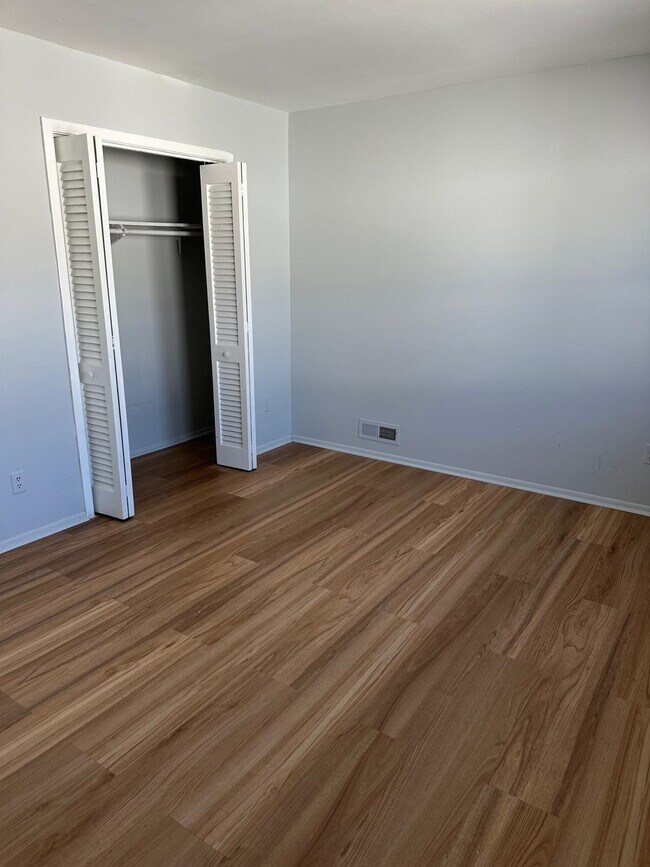 Building Photo - 12 Colonial Dr