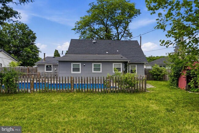 Building Photo - 12 Holbrook Ln