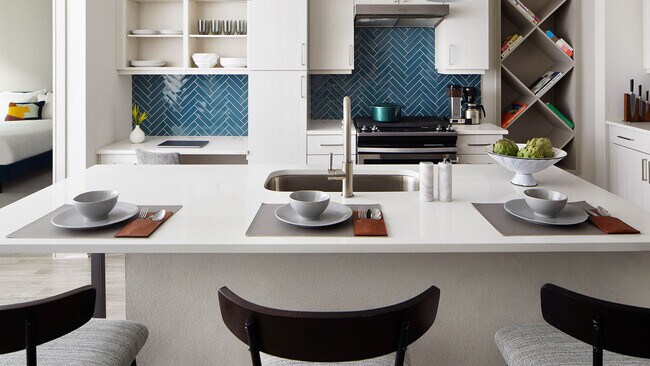 Building Photo - 1610 E 6th St