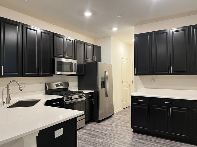 Building Photo - 1231 Hawk Hollow Dr