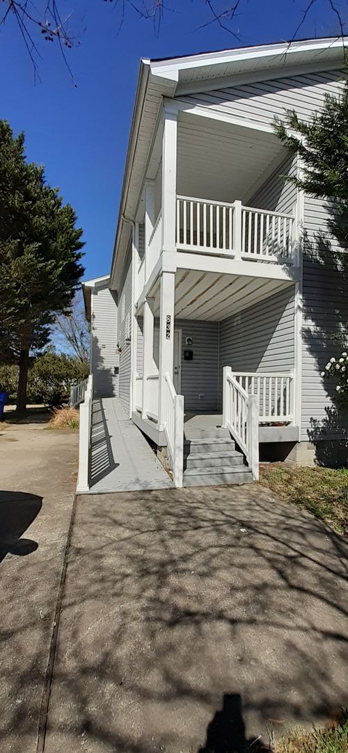 Building Photo - 832 W 38th St