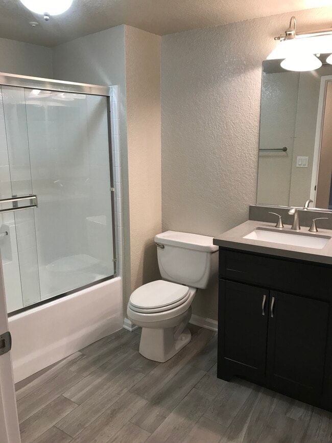 Guest Bathroom - 838 Pine Ave