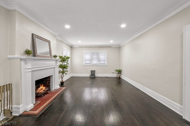 Building Photo - 656 Park Ave