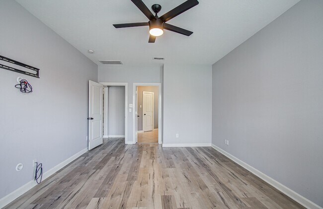 Building Photo - 12935 Northpointe Bend Dr