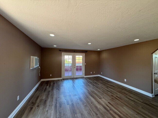 Building Photo - Updated 2-Bedroom Condo West Richland