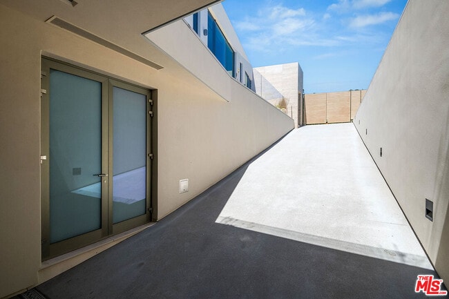 Building Photo - 9016 Thrasher Ave