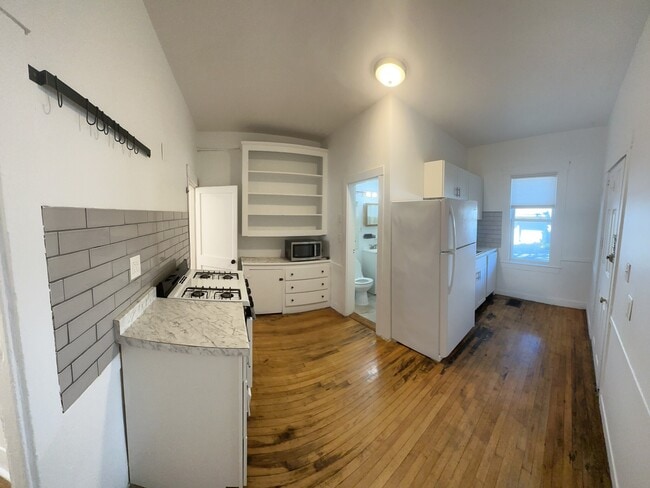 Building Photo - 148 5th St