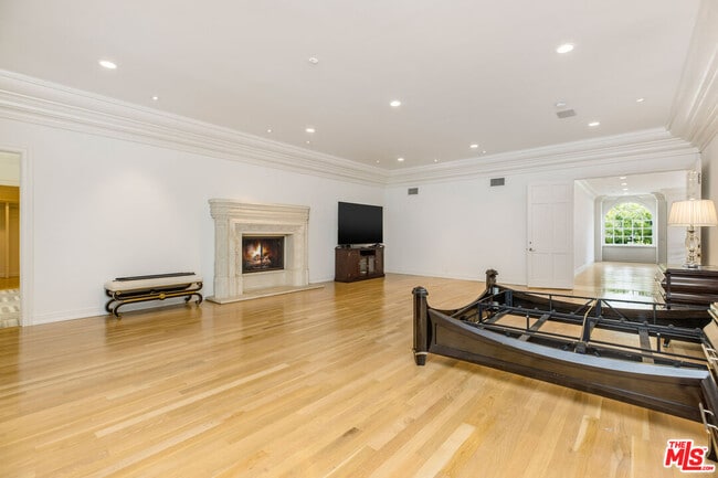 Building Photo - 709 N Maple Dr