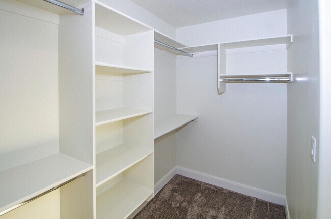 Building Photo - 4 Bedroom Townhome in Hurricane Heights Co...