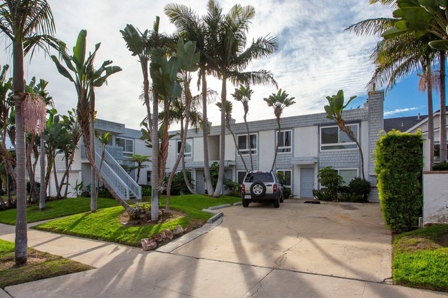 Building Photo - *OPEN HOUSE: 12/13 2:30-3:30PM* 2BR in Pacific Beach w/ a Fireplace and 2 Parking Spaces!