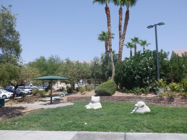 Building Photo - SUNRISE MOUNTAIN 3 BEDROOM TOWNHOME