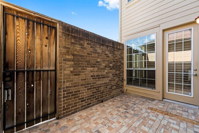 Building Photo - 1038 Memorial Village Dr