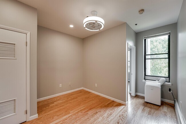 Building Photo - 813 Park Ave