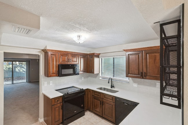 Building Photo - 150 Pine Cone Trail