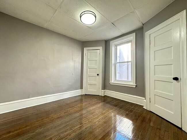 Building Photo - 114 S 54th St