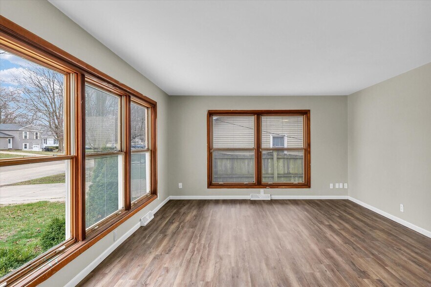 Building Photo - 19 Delaine Dr