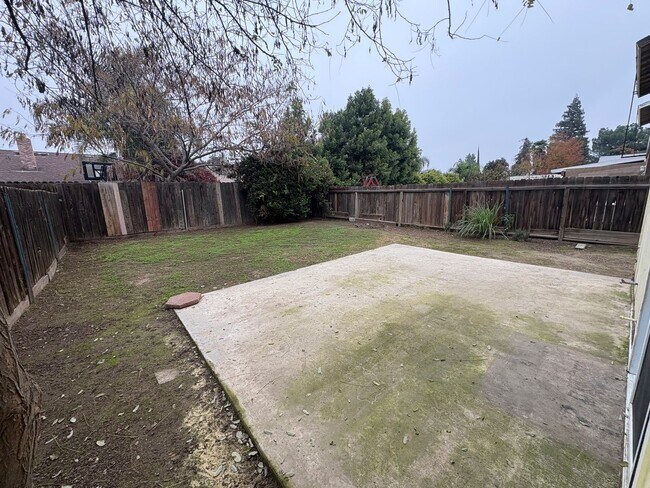 Building Photo - 2 story house in NW Visalia Available Now