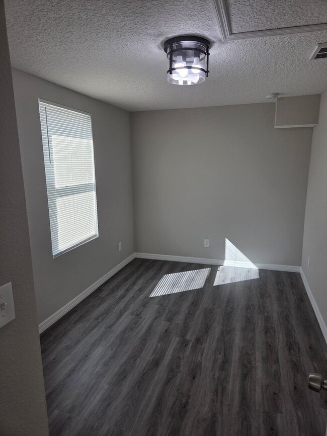 Building Photo - Cozy 3 bedroom 2 bath home in quiet neighborhood