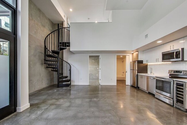 Primary Photo - 2 bed/2 bath Loft with Private Patio on Ma...