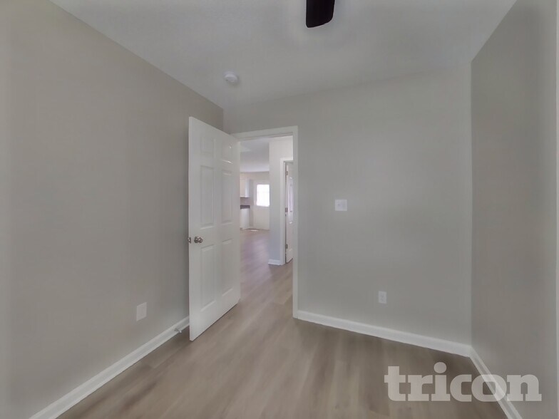 Building Photo - 2425 Saluda Dr