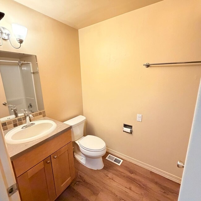 Building Photo - 906 Summit Dr