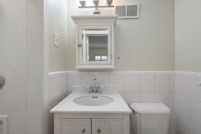 Building Photo - 2151 Radcliffe Dr NW