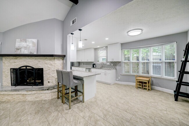 Building Photo - 10903 Hillcroft St