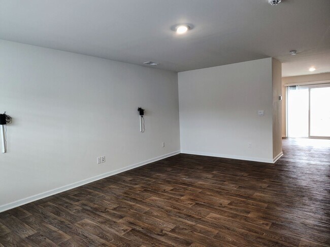 Building Photo - Pristine, 3 bedroom, 2.5 bathroom home located in the Stewart Creek States Subdivision!