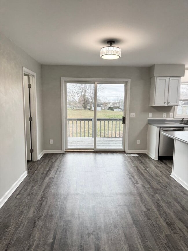 Building Photo - Just listed!