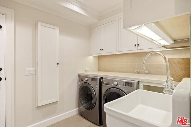 Building Photo - 7972 Mulholland Dr