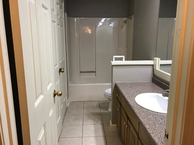 Building Photo - "Charming 3-Bedroom Retreat with 2 Full Baths in Jonesboro – 1625 Sq Ft of Comfort!"
