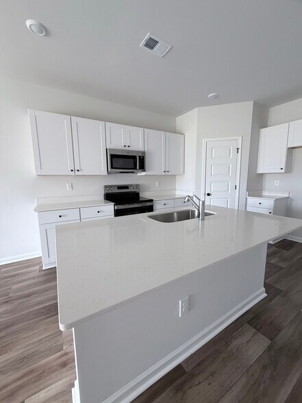 Building Photo - 2127 Northwest Dr