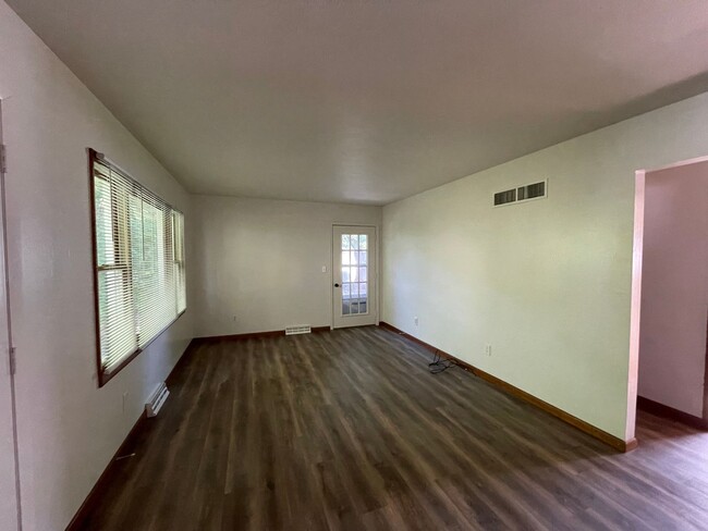 Building Photo - 2-Bedroom Duplex with Single Car Garage Av...