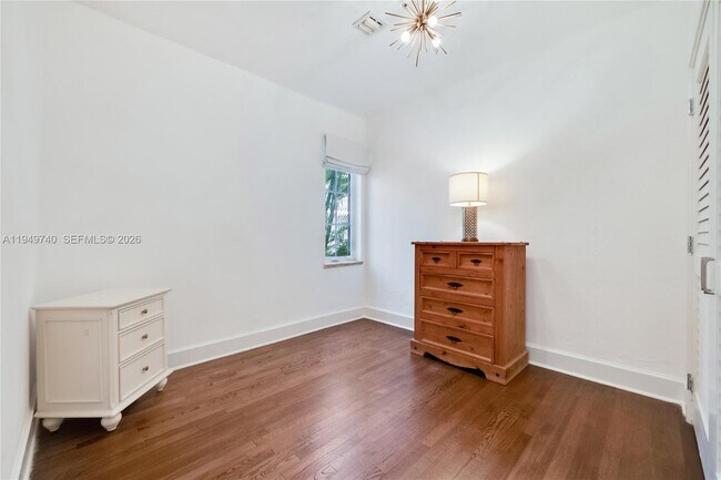 Building Photo - 512 Majorca Ave