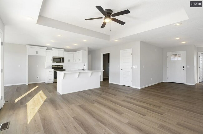 Building Photo - GORGEOUS 4 BED 2 BATH