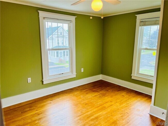 Building Photo - 1005 Gotham St